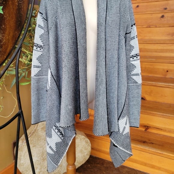 Flowy Asym Cardigan Black White Tribal Aztec Print Charlotte Russe S - Picture 3 of 8